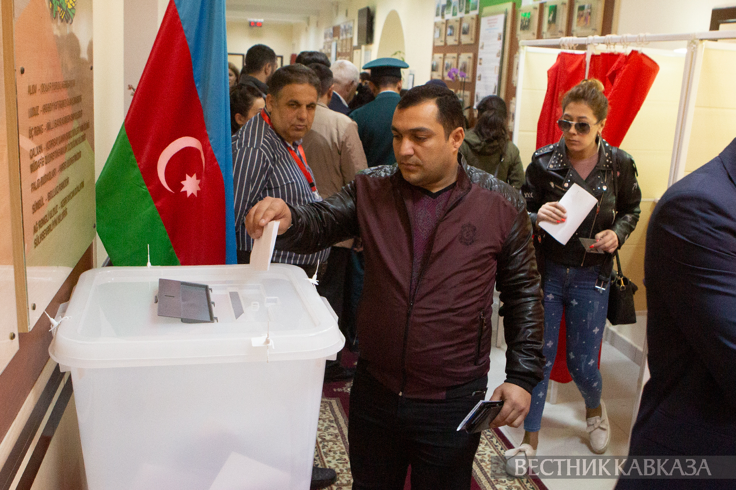 Голосование на избирательном участоке в Баку