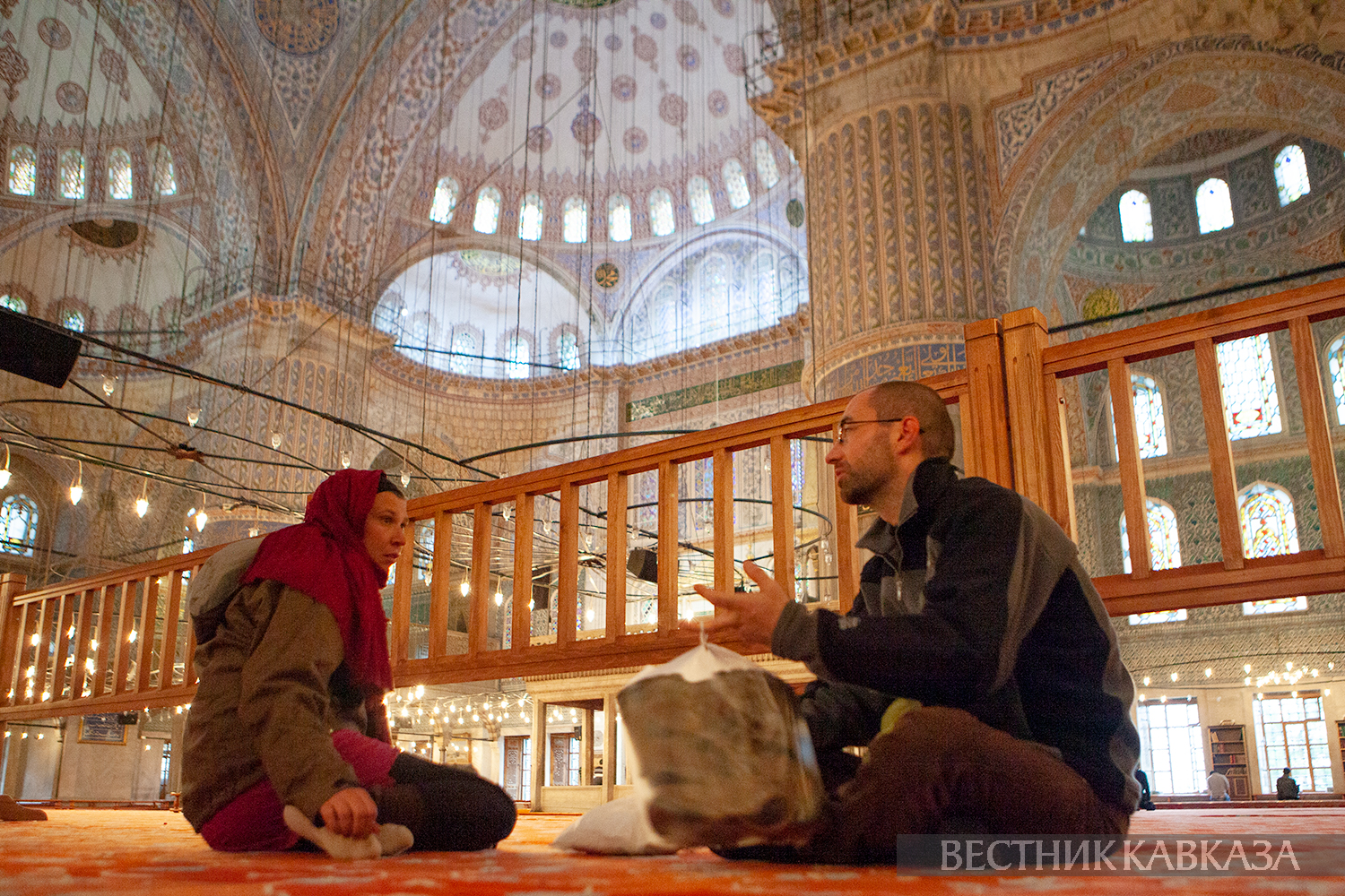 Туристы  в Голубой мечети