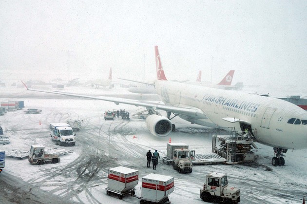 Аэропорт Стамбула отменил часть авиарейсов из-за непогоды