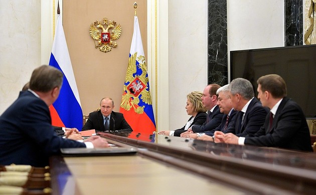 Путин обсудил с Совбезом распространение коронавируса