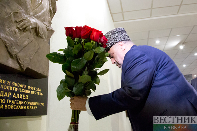 Аллахшукюр Пашазаде встретился с общественностью в посольстве Азербайджана в Москве