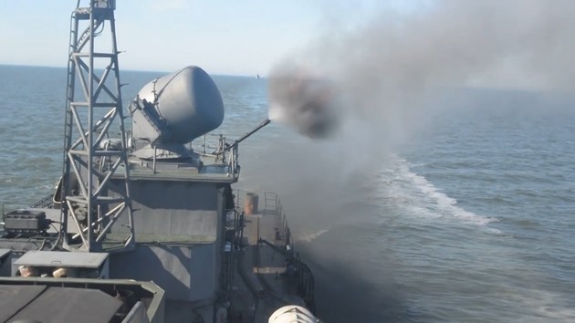 Корабли Крымской и Новороссийской военно-морских баз провели стрельбы в Черном море