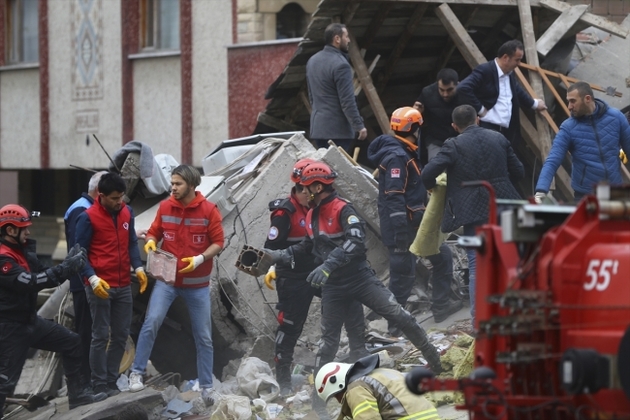 Выросло число погибших при обрушении многоэтажки в Стамбуле
