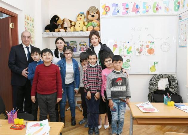Мехрибан Алиева встретилась с учениками спецшколы в Баку