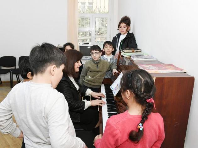 Мехрибан Алиева встретилась с учениками спецшколы в Баку