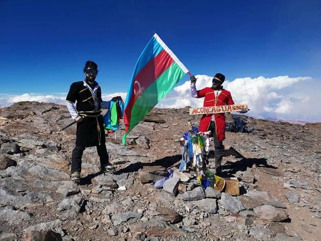 Азербайджанские спортсмены взошли на высочайшую гору в Андах