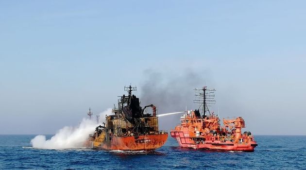 Россия прекратила тушение горящих у берегов Крыма танкеров