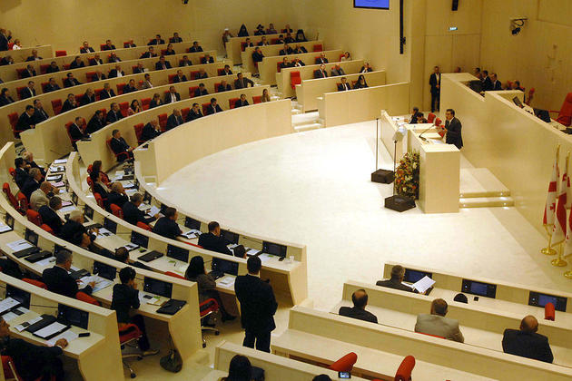 Обсуждение поправок в закон "Об общих судах" в парламенте Грузии переросло в драку