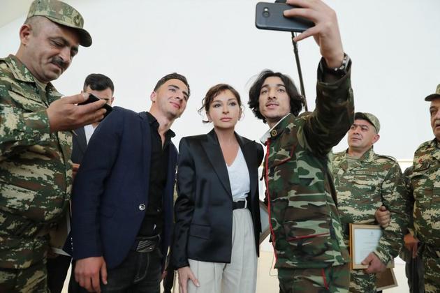 Мехрибан Алиева встретилась с военнослужащими, обеспеченными высокотехнологичными протезами