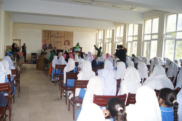 Фонд Гейдара Алиева передал подарки школе для девочек в Пакистане
