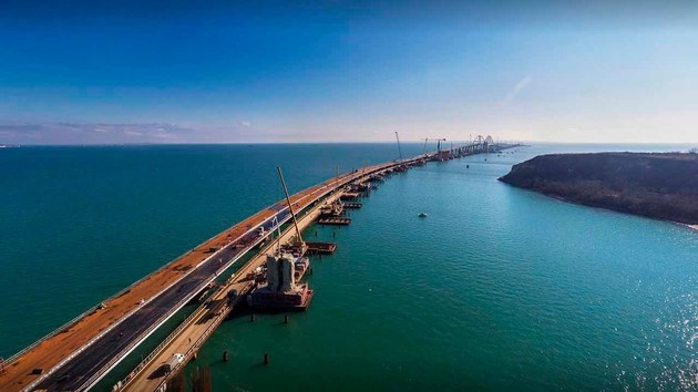 Крымский мост начал обрастать рельсами со стороны Керчи