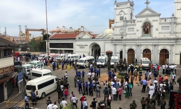 В церквях и отелях на Шри-Ланке произошла серия терактов, сотни пострадавших