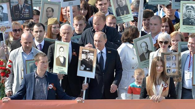 Путин возглавил "Бессмертный полк" в Москве