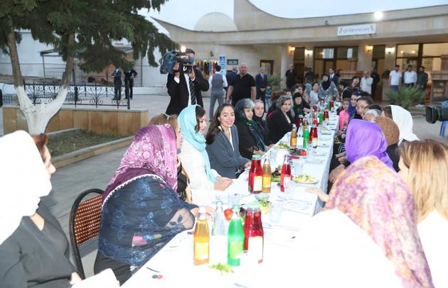 Мехрибан Алиева приняла участие в ифтаре в святыне Пир Гасана