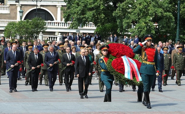 Торжественная церемония в День памяти и скорби прошла у стен Кремля