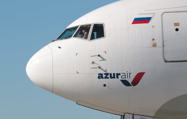 Самолет AzurAir, забравший в Анталье российских туристов, не долетел до Москвы