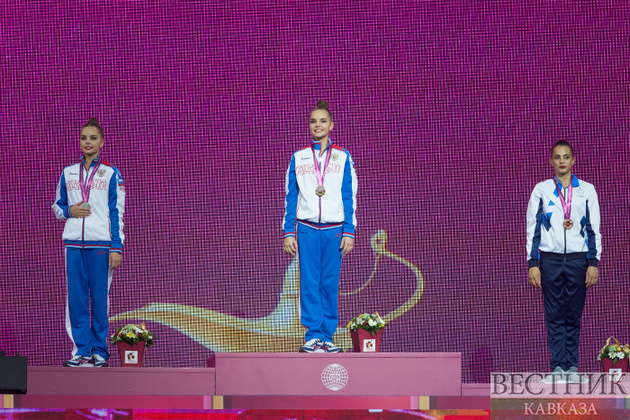 Дина и Арина Аверины завоевали "золото" и "серебро" в многоборье на Чемпионате мира по художественной гимнастике в Баку