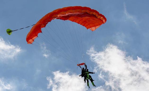 В Симферополе парашютисты совершили прыжок в честь цифрового телевещания