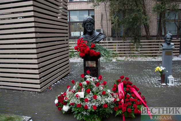 Открытие памятника Имадеддину Насими в Москве (фоторепортаж)