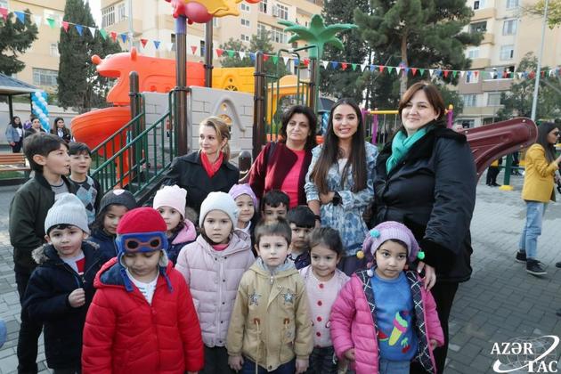 Лейла Алиева посетила церемонию открытия благоустроенного двора в Баку