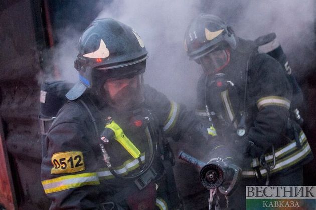 Петербургские пожарные тушат сильное возгорание в ангаре