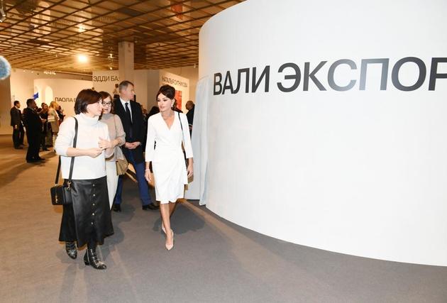 Мехрибан Алиева посетила 8-ю Московскую биеннале современного искусства 