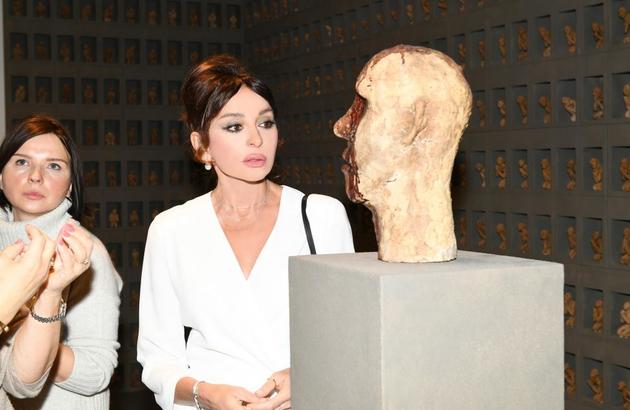 Мехрибан Алиева посетила 8-ю Московскую биеннале современного искусства 