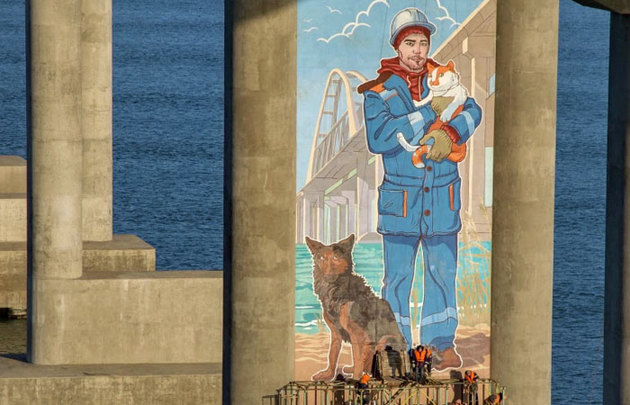 Одну из опор Крымского моста украсили портретом его строителя