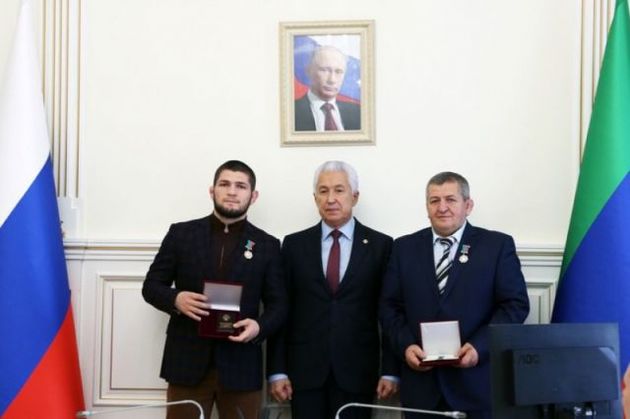 Абдулманап и Хабиб Нурмагомедовы получили высшую награду Дагестана