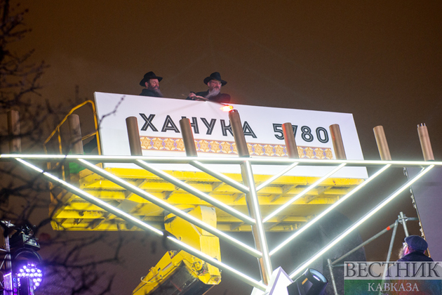 В Москве зажгли первую ханукальную свечу (фоторепортаж)