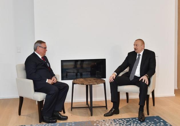 Президент Азербайджана встретился с главой ВТБ в Давосе