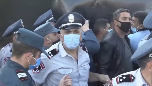 Противники Амулсарского месторождения вступили в противостояние с полицией в Армении, задержан эколог