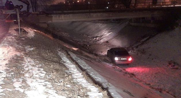 ДТП отправило в канал автомобиль в Алматы