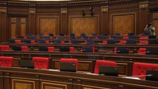 Манукян призвал митингующих заблокировать армянский парламент