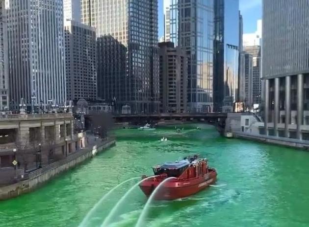 В Чикаго снова "зазеленело" городское озеро