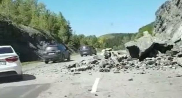 На трассу в Восточном Казахстане рухнула часть скалы