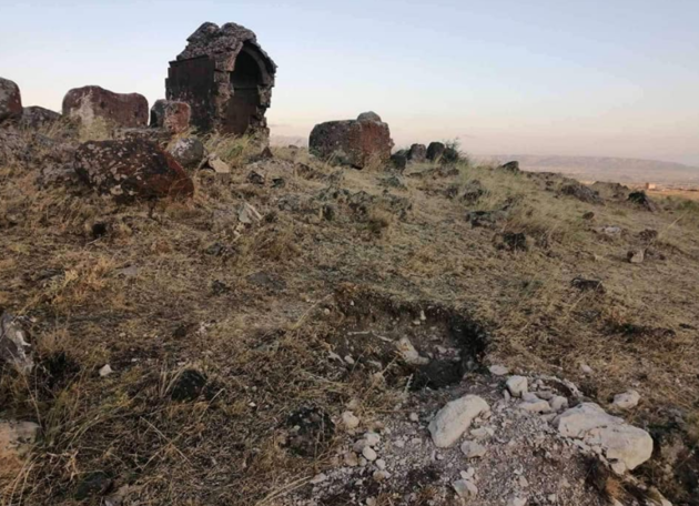 "Черные кладоискатели" вырыли ямы на древнем кладбище в Армении (ФОТО)