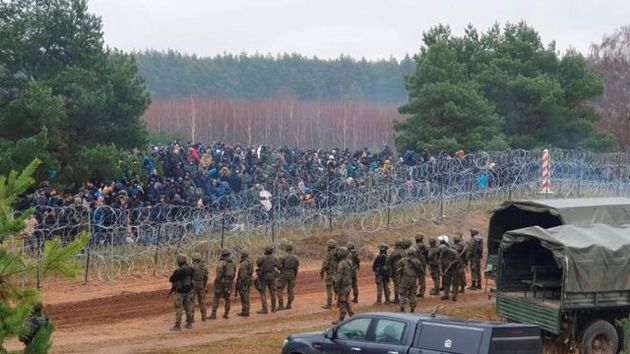 Польские силовики используют против мигрантов слезоточивый газ и водометы