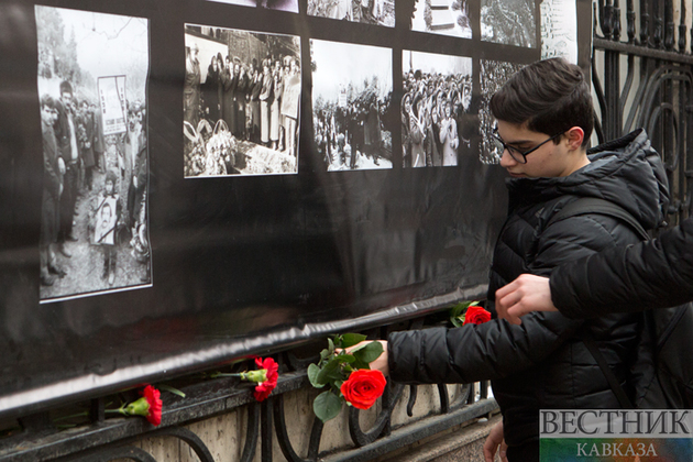 Азербайджан почтил минутой молчания память шехидов "Черного января"