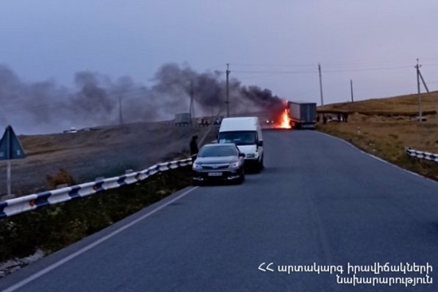 Фура сгорела на трассе в Армении