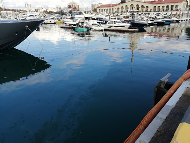 Нефтепродукты на 40 тыс кв м разлились в порту Сочи