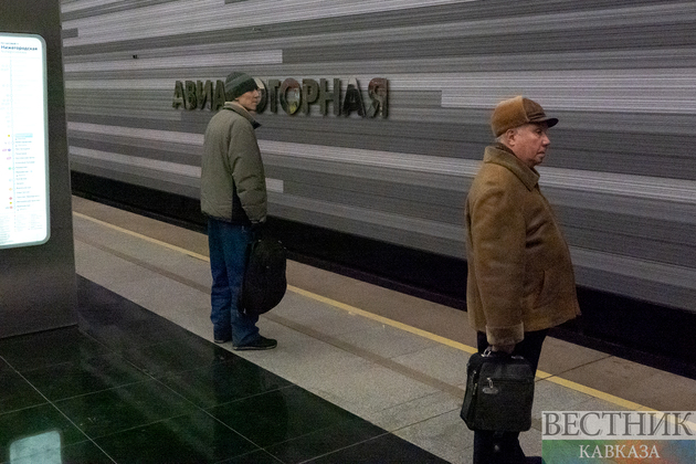 Пассажиры в ожидании поезда на станции “Авиамоторная“