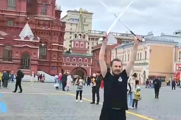 Донской казак устроил "танец с саблями" на Красной площади