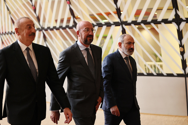 Президент Азербайджана Ильхам Алиев, председатель Евросовета Шарль Мишель и премьер-министр Армении Никол Пашинян
