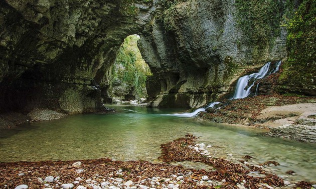 Пещеры и каньоны Грузии: как съездить осенью на один день
