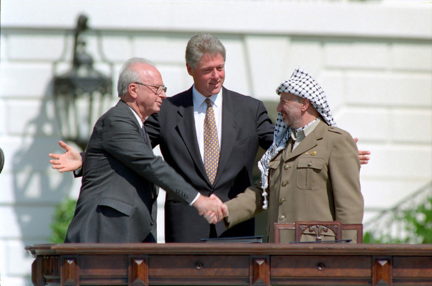 Премьер-министр Израиля Ицхак Рабин, президент США Билл Клинтон и председатель Организации освобождения Палестины Ясир Арафат. 1993 год
