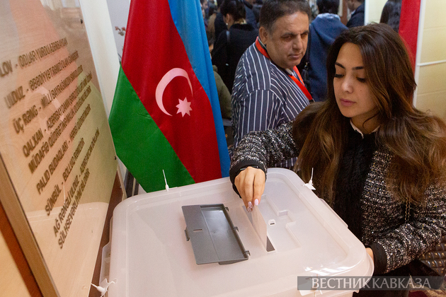 Голосование на избирательном участоке в Баку