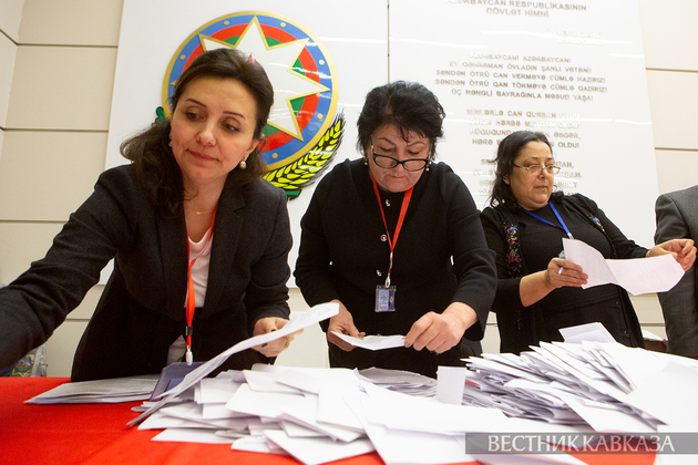 Подсчет голосов на избирательном участке в Баку