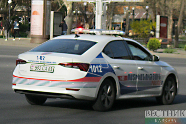 Полицейский Nissan въехал в "ГАЗель" в Ереване 