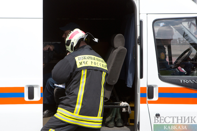 Крымские спасатели вызволили из балки пассажирский УАЗ